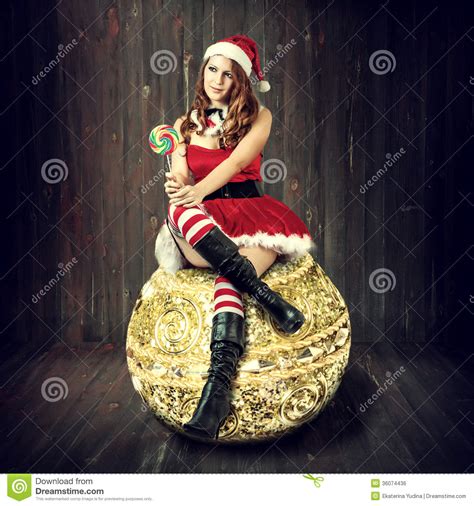 Sexy Kerstmisvrouw In De Kleren Van De Kerstman Stock Foto Image Of