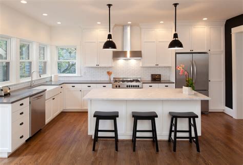 This throwback simple white kitchen uses the wood trim to define these sharp lines on these handle free cabinets. 32 Spectacular White Kitchens with Honey and Light Wood ...