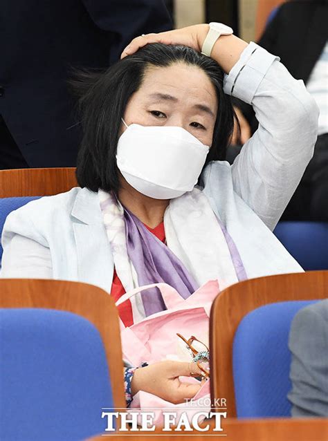 특히 손씨 사망 최초 신고자가 윤미향 의원 보좌진으로 뒤늦게 알려지면서 논란이 더 커지고 있다. TF사진관 의원총회 참석한 윤미향 의원 - 포토 > 기사 - 더팩트