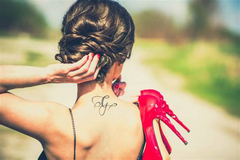 5 Diseños De Tatuajes Para La Nuca De Mujeres ¡inspírate Y Encuentra El Tuyo [2024 ]