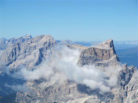 We did not find results for: Herangezoomt: die Cima della Vezzana, der Monte Civetta ...
