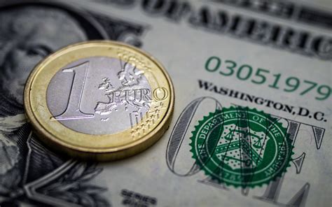 Avrupa para birimi olan 1 euro kaç dolar miktarıyla satın alınabilir öğrenmek için tıklayın. Quand et comment changer ses euros en dollars ? - ©New York