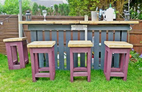Starting with larger furnishings such as bar stools , speed rails and champagne and bottle coolers , you can even stock up on smaller items such as bottle openers , bar tools and spirit measures. DIY Pallets Garden Bar | Home Design, Garden ...