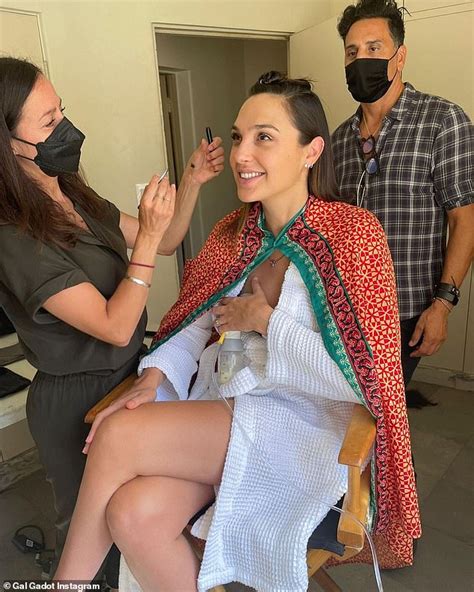 Supermom Gal Gadot Breast Pumping And Beauty Routine All In One Chair Factofglobalnews