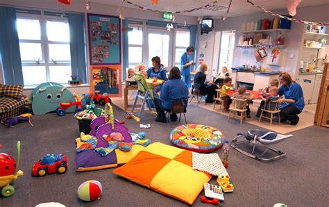 Umurnya sudah 21 tahun, tetapi tingkah lakunya masih ~. 1 Nursery: PUSAT ASUHAN KANAK - KANAK