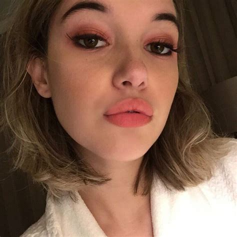 Sarah Snyder Instagram Photo Portrait Makeup Face Physique Vanity Fashion Make Up