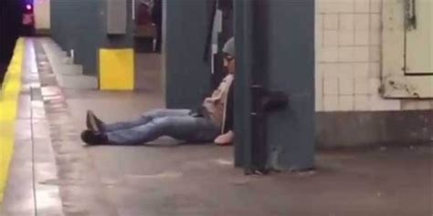 Viral Video Rat Takes Selfie On Subway Viral Videos Viral Subway