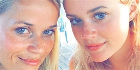 Reese witherspoon says daughter ava phillippe, 19, taught her how to apply highlighter. Reese Witherspoon Daughter: We Can't Tell Who's Who In ...