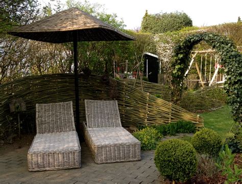 Dann wäre es sicherlich ganz gut, wenn sie zuvor vergleichen und sich hier informieren, worauf es dabei wirklich ankommt. Weidenzaun - Landhausstil - Garten - Düsseldorf - von ...