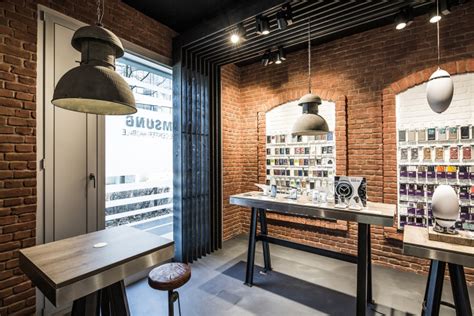 With samsung, you'll have access to a variety of self service options, access to hundreds of walk in service repair centers, and if you have selected to opt into premium care, we'll even come to you! » Samsung Service Center by Augenblick, Zürich - Switzerland