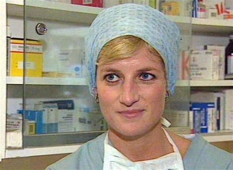 Pin By Sarab On April 22nd1996princess Diana Watches An Operation In