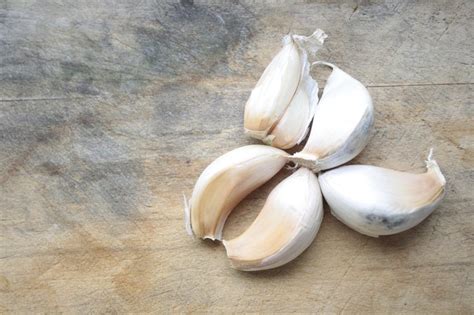 The Benefits Of Eating Raw Garlic Cloves Livestrongcom