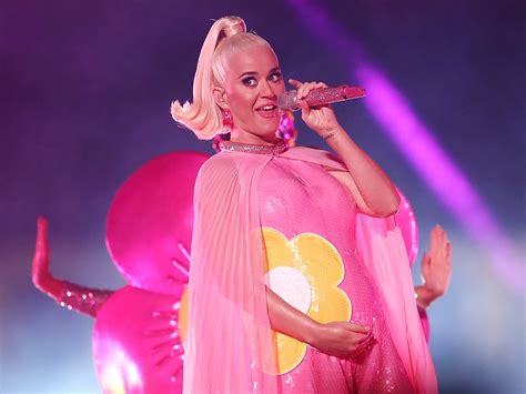 Pregnant Katy Perry Goes Nude In Daisies Video Canoecom