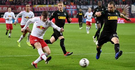 Borussia dortmund are into the final four of the german cup following a narrow win at borussia mönchengladbach. Gladbach na verlies verder achterop bij Dortmund | Voetbal ...