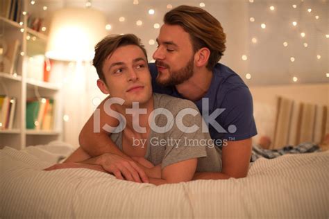 침실에서 젊은 게이 커플 스톡 사진 freeimages