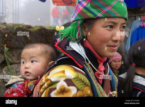 Vietnam, Sapa Market, Black Hmong woman and child in traditional Stock ...