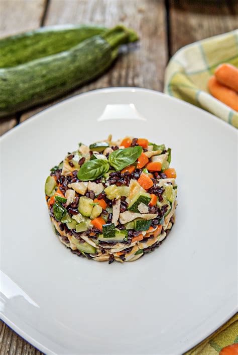 Wrap sandwich con cotoletta e verdure. Riso venere con verdure e pollo