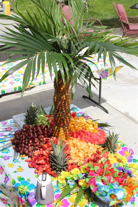 Luau Pineapple Center piece  Decoração, Decoração de mesa, Frutas