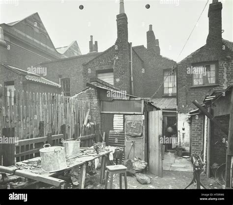 London Slum 20th Century Hi Res Stock Photography And Images Alamy