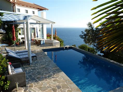 Maison grecque maison moderne ma maison de rêve deco terrasse aménagement terrasse je vous présente une autre maison dans les cyclades qui me fait aussi pas mal rêver pour des. Maison avec piscine privée et mer - vue imprenable ...