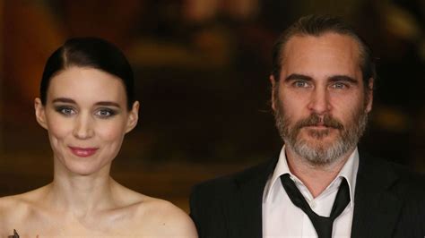 Rooney mara and joaquin phoenix are sitting on some very happy news, according to a new report: Joaquin Phoenix y Rooney Mara llaman a su hijo River, en ...