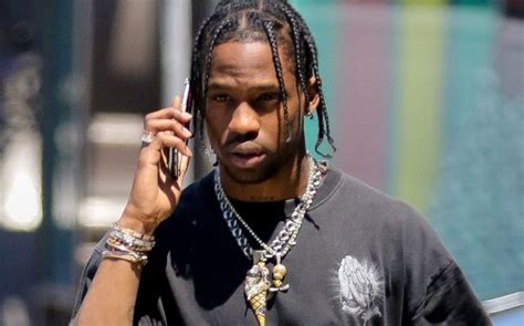 Born jacques webster, travis scott grew up in a suburb of houston and began making music as a teenager. Travis Scott registra 'Astroworld' como marca de joyería
