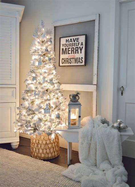 20 Lovely Minimalist Christmas Tree Ideas For A Simple Yet Elegant Holiday