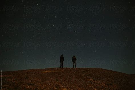 Two People Stand On A Hill Staring At The Stars Del Colaborador De