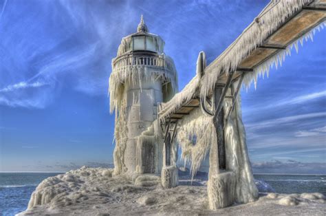 The Great Lakes Eerily Frozen Lighthouses