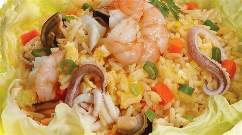 Goreng udang diminyak banyak yg sudah dipanaskan sampai matang, angkat tiriskan. Nasi Goreng Seafood Mayo Magic | Unilever Food Solutions ID