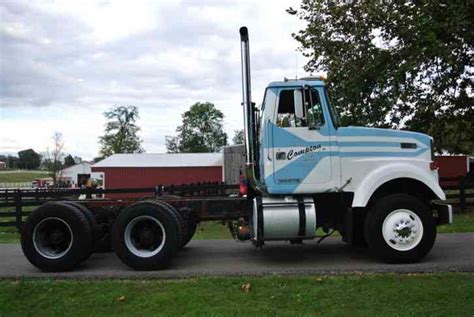 White Road Boss 2 1980 Daycab Semi Trucks