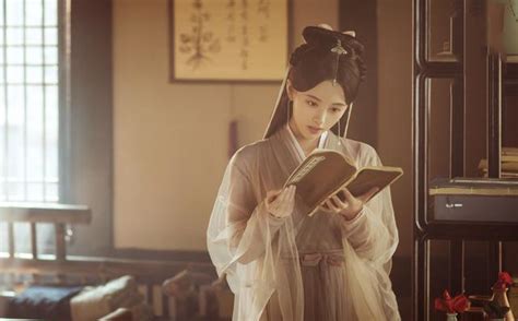 Jun 17, 2021 · 2021下半年古裝劇推薦10：鞠婧禕、曾舜晞《慕南枝》 鞠婧禕和曾舜晞主演的古裝愛情劇《慕南枝》，改編自吱吱的同名小說，是一部大女主劇，講述前世是太后的女主角，她重生回到自己小時候，男主角前世是一直愛慕她這個太后的權臣，而女主重生後選擇嫁給. 因出演張無忌受關注，被稱為「大眼仔」，先搭檔梁潔再搭檔鞠婧禕 - 每日頭條