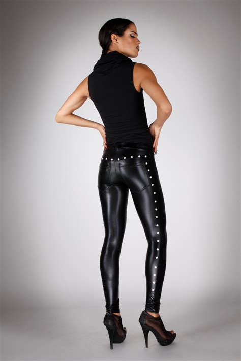how to wear black shiny leggings