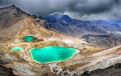 ニュージーランドの面積は、268,680 km 2 である。 ニュージーランド列島は環太平洋造山帯に属し、北島と南島の二つの主要な島と多くの小さな島々で構成される。 北島と南島の間には、クック海峡がある。 北島（ノースアイランド）には、首都 ウェリントンがあり、政府機関が集中している。 この世の楽園か!？ニュージーランドの大自然が美しい【風景 ...