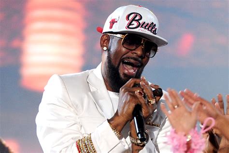 R Kelly To Vacate Chicago Building After Curfew On Studio Imposed