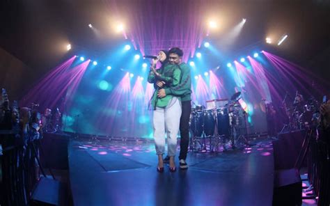 Translation of 'teman tapi mesra' by ratu (mulan kwok and maia ahmad) from indonesian to english. Mawar dan Adipati Dolken Berkolaborasi di Konser Teman ...