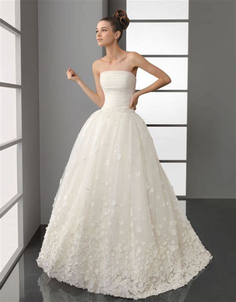 We love those years because they were years of perfect elegance. Getting That 1950's Bridal Look | OneWed