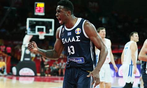 Athanasios rotimi thanasis antetokounmpo is a greek professional basketball player for the milwaukee bucks of the national basketball asso. Θανάσης Αντετοκούνμπο: «Ένιωσα ότι πνίγομαι όταν έχασα τον ...