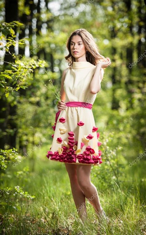 Junge Schöne Mädchen In Einem Gelben Kleid Im Wald Porträt Des