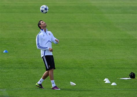 1600x1200 Resolution Cristiano Ronaldo Playing Soccer Ball Hd