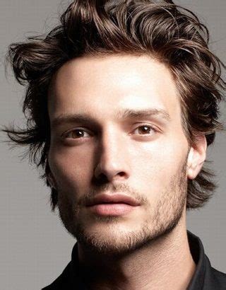 Afros sont coiffures cool pour les hommes de cheveux bouclés. coupe de cheveux homme boucle epais - Coupe pour homme