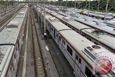 Penumpang KRL Ekonomi Beralih Ke Commuter Line ANTARA News
