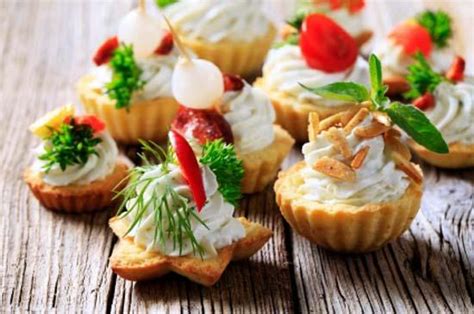 Here are 50 easy christmas appetizer recipes, from festive olive christmas trees and baked brie appetizers, to cheese boards, caprese wreaths and dips. Christmas party appetizers - 20 Christmas themed food ...