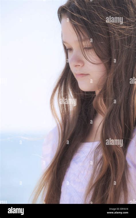 Retrato De Una Adolescente Joven Pensativo Fotografía De Stock Alamy