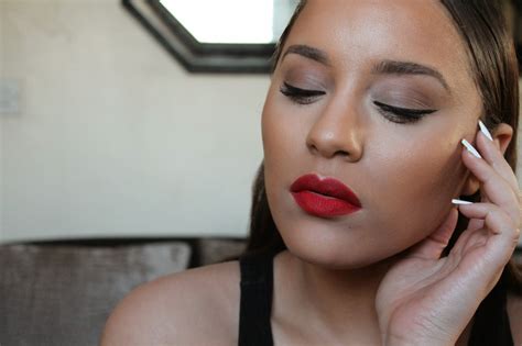 Classic Winged Liner Staple Red Lip Batb