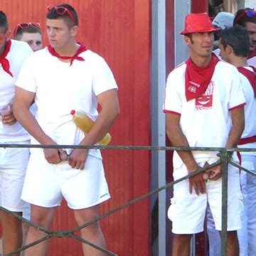 Men Caught Peeing In Public At Bayonne Feria Male Sharing