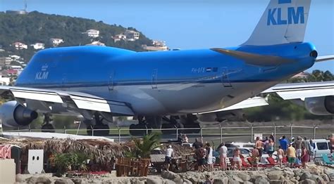 Boeing 747 Jet Blasts Onlookers Into The Water Airline Ratings