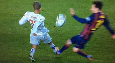 .en uno de sus tobillos por una patada de frank fabra al comienzo del segundo tiempo, messi las frases de messi. Foto | La polémica: Vea la dura entrada de Messi al ...