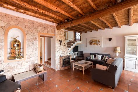 Proprio accanto a playa d'en bossa, è un tradizionale villaggio ibizenco con un'incantevole chiesa antica e una graziosa piazza centrale e vanta un'ottima scelta di bar e ristoranti. Location villa luxe Sant Jordi Ibiza 10 personnes piscine ...