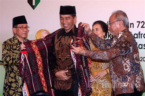Berkain Ulos Jokowi Angkat Pendiri Hmi Lafran Pane Sebagai Pahlawan